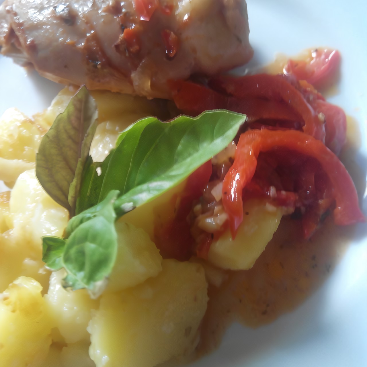 Курица с соусом «Взрыв сезонных овощей» и отварным картофелем от кулинарного импровизатора Пивного Антона