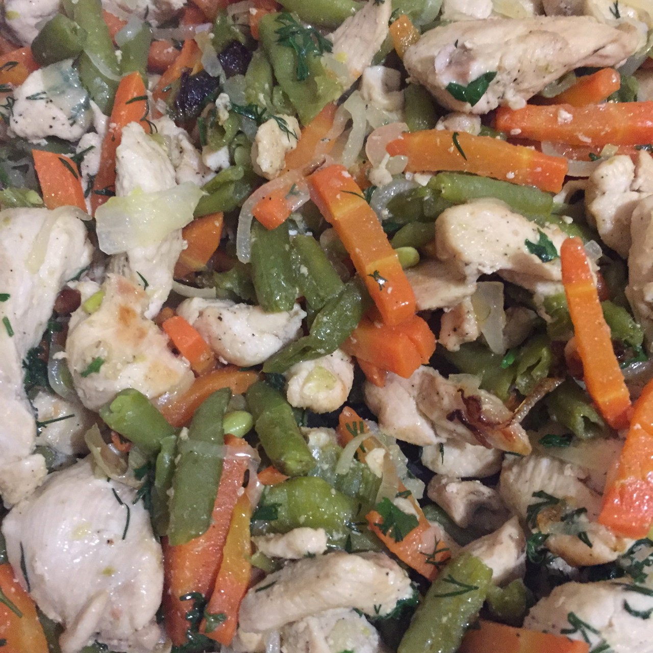 Курица со стручковой фасолью и овощами в сливочном соусе