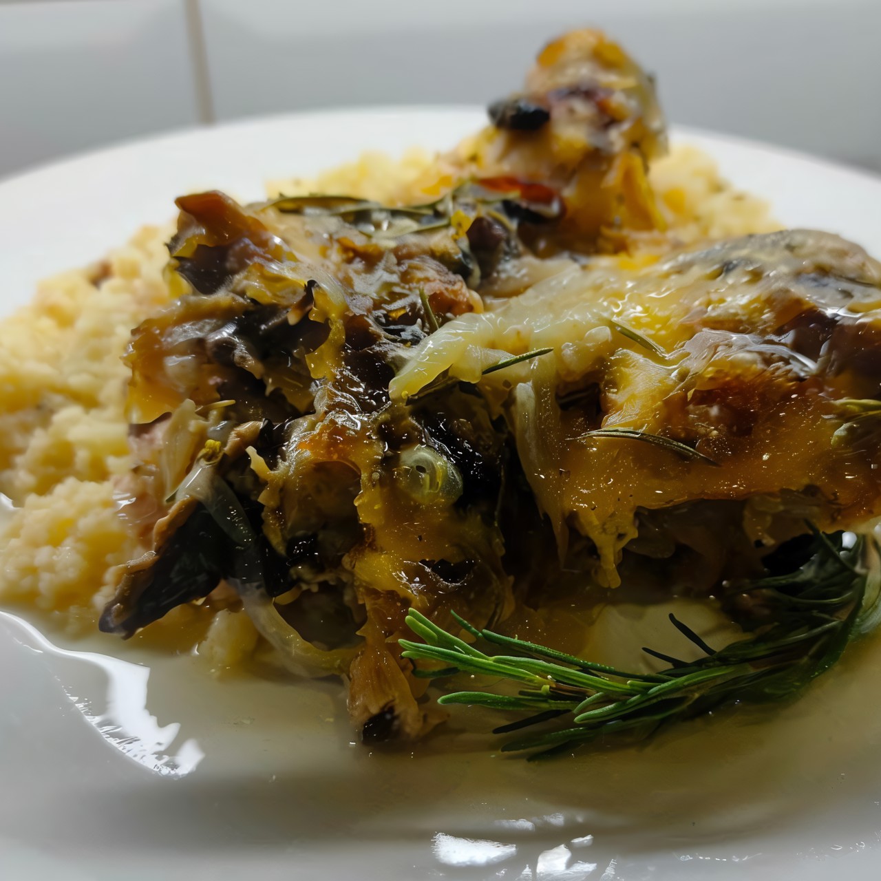 Тушеная курица с грибами и сыром