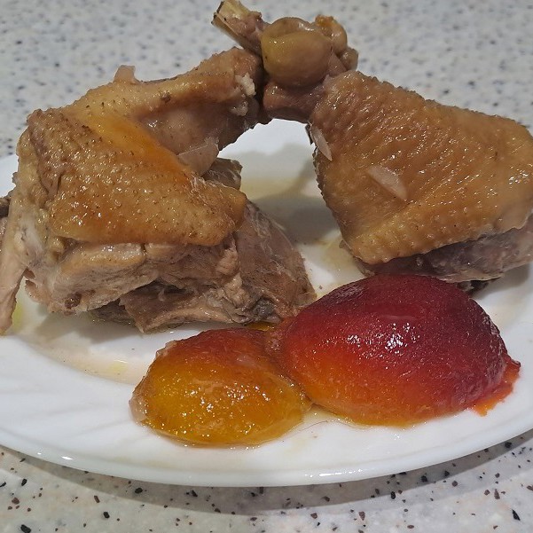 Курица тушенная со сливами и виноградом