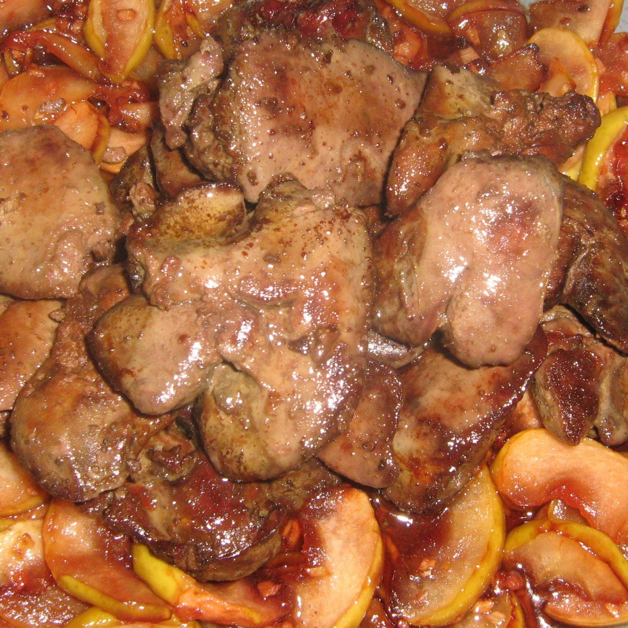 Куриная печень с яблоками и имбирем