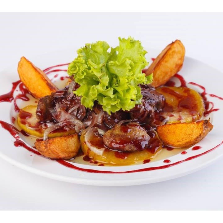 Куриная печень с яблоками в соусе из портвейна и брусники