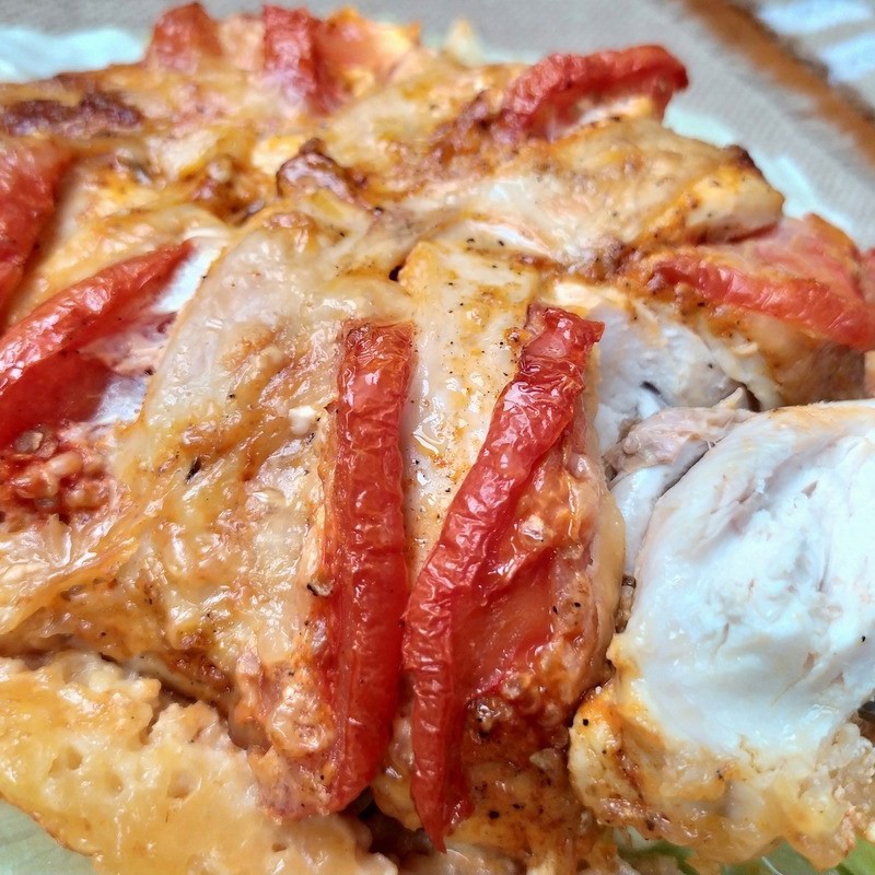 Куриная грудка с помидорами и сыром