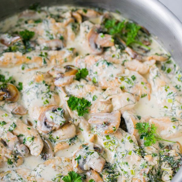 Куриная грудка с шампиньонами в сливках