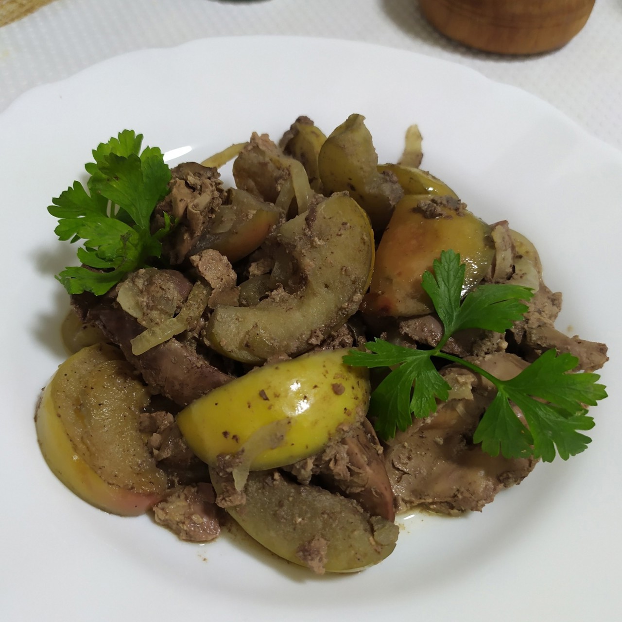 Куриная печень с яблоками
