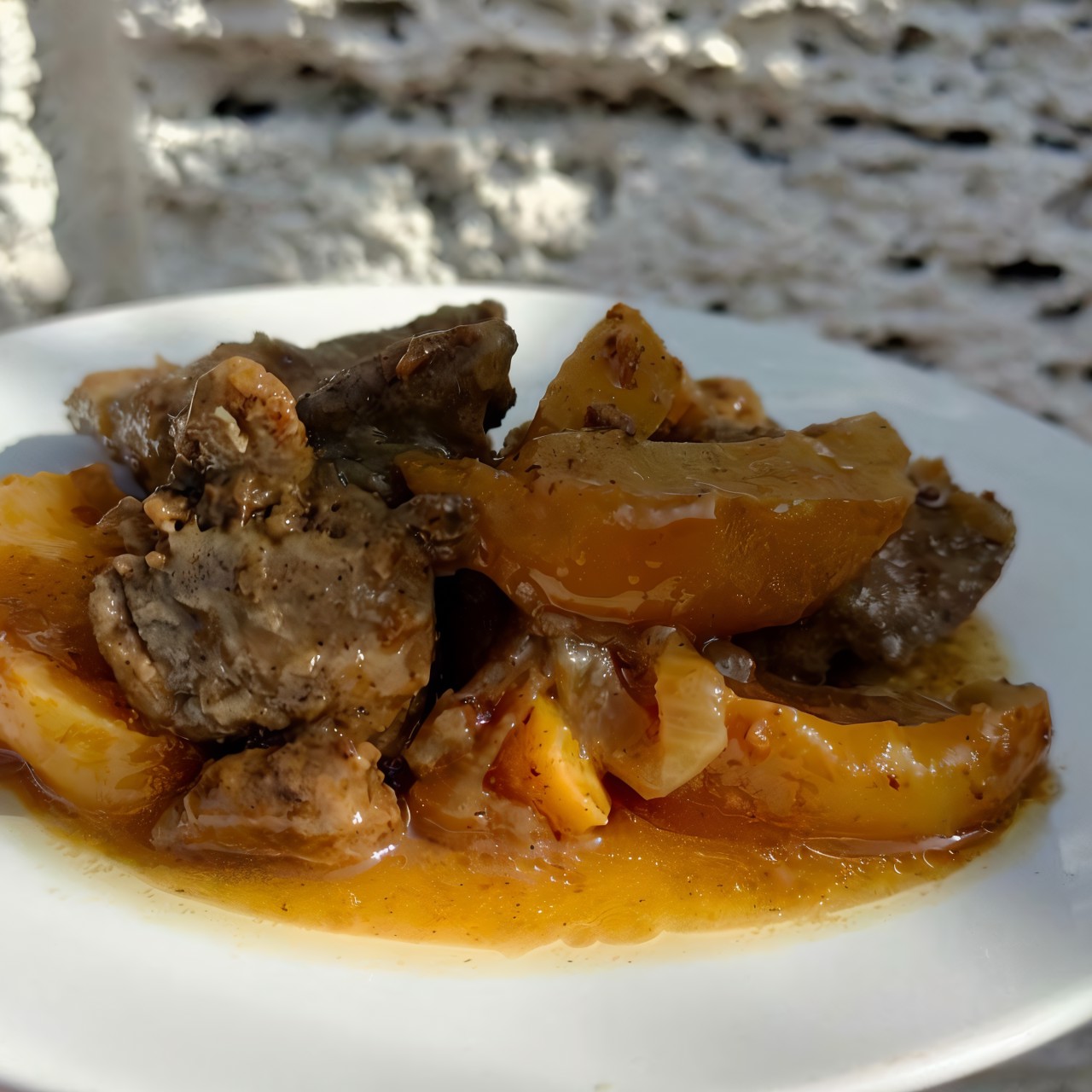 Куриная печень тушенная с яблоками