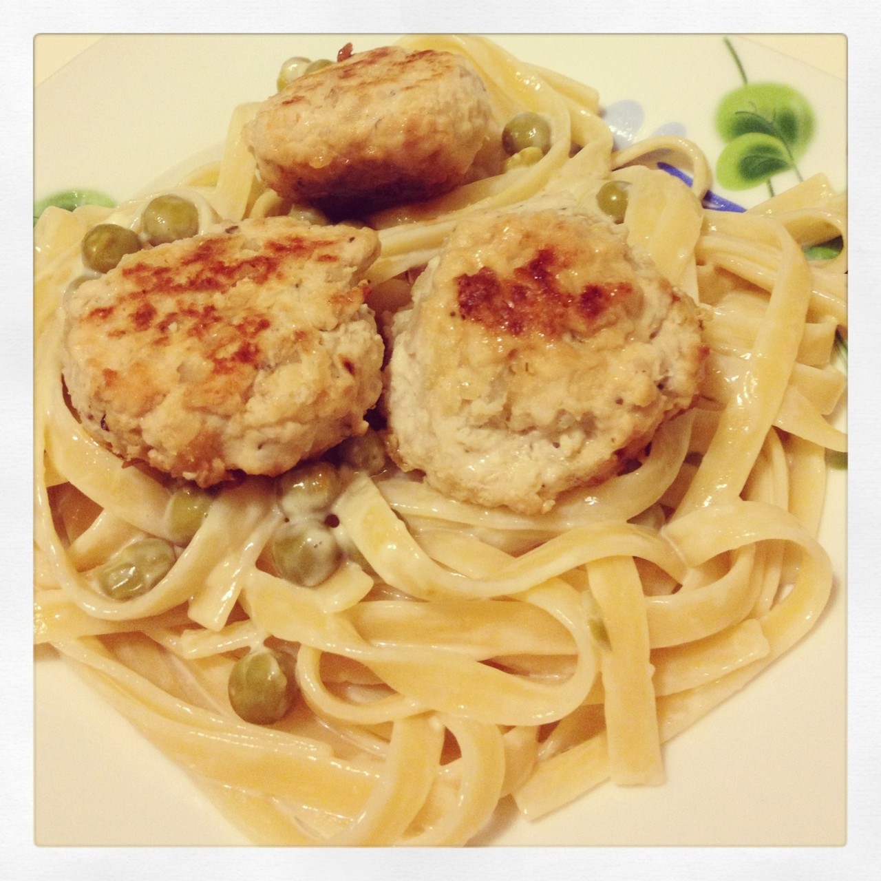 Куриные фрикадельки с пастой в сливочном соусе с зеленым горошком