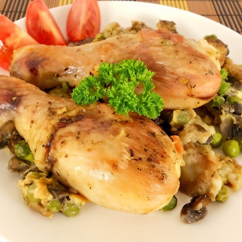 Куриные голени с шампиньонами и зеленым горошком