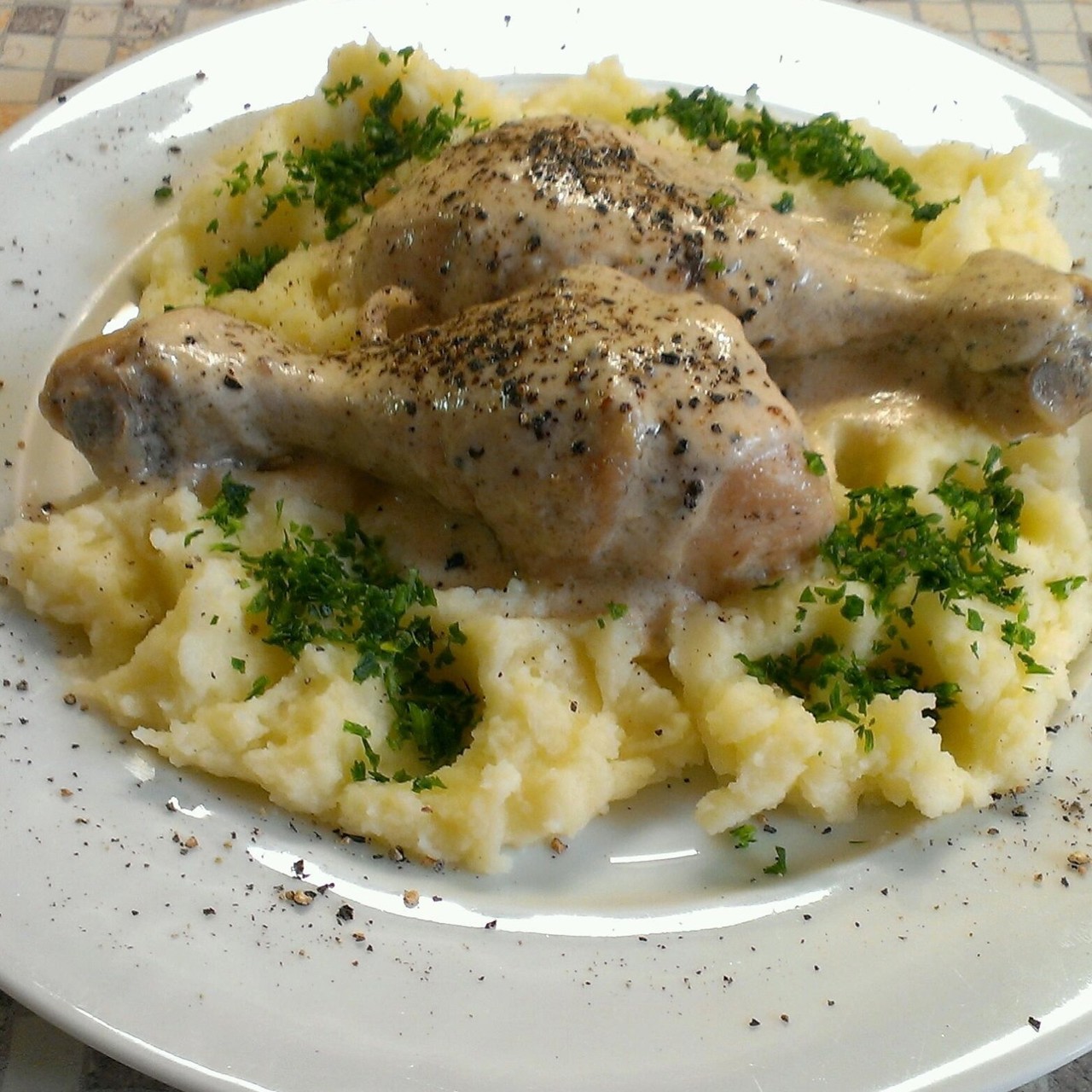 Куриные голени в винно-перечном соусе