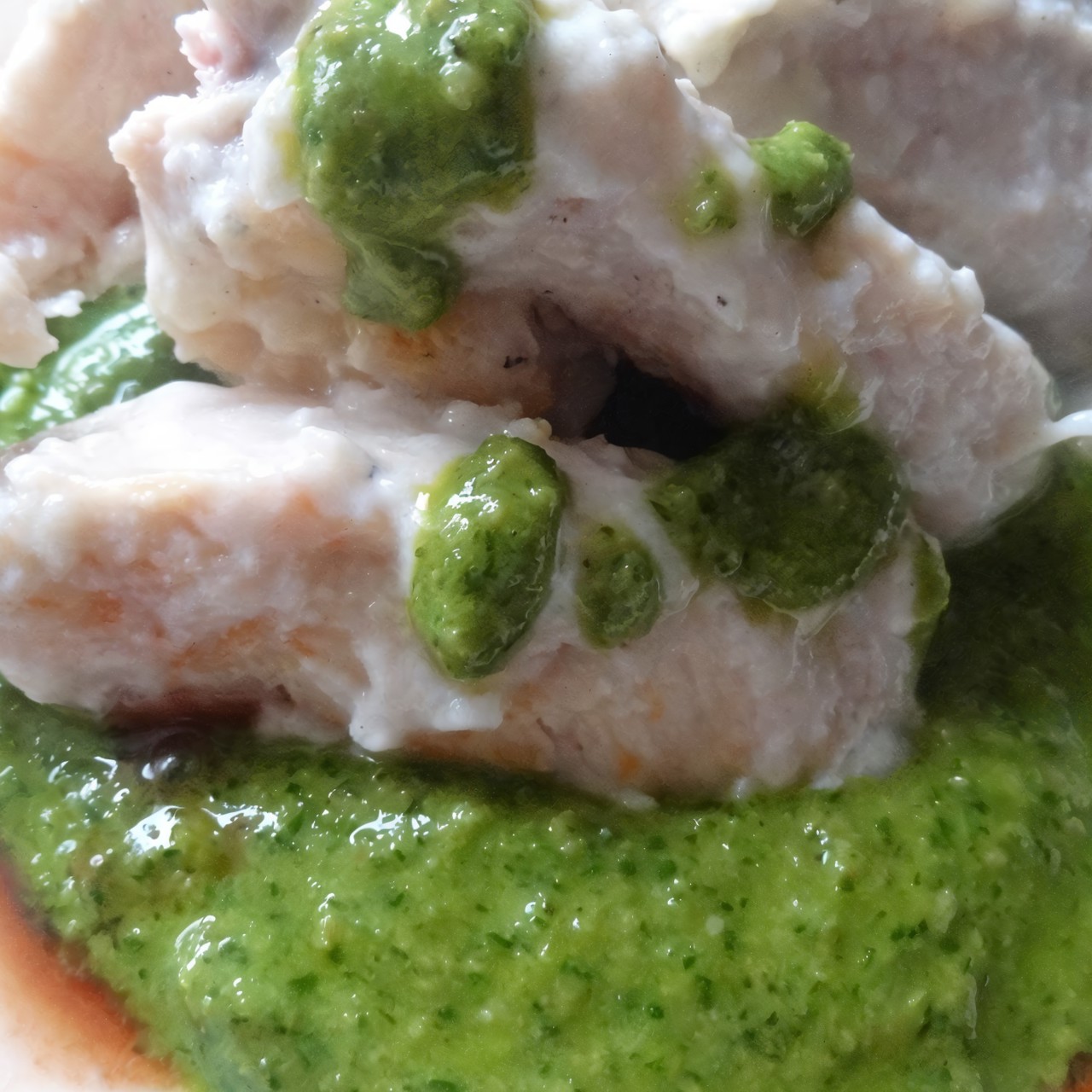 Куриные грудки в сливочно-лимонном креме на подушке из соуса песто