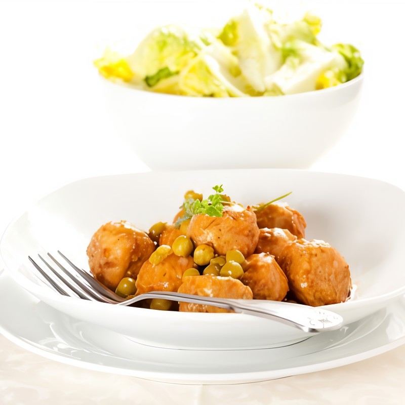 Куриные котлетки в винном соусе с грибами и горошком