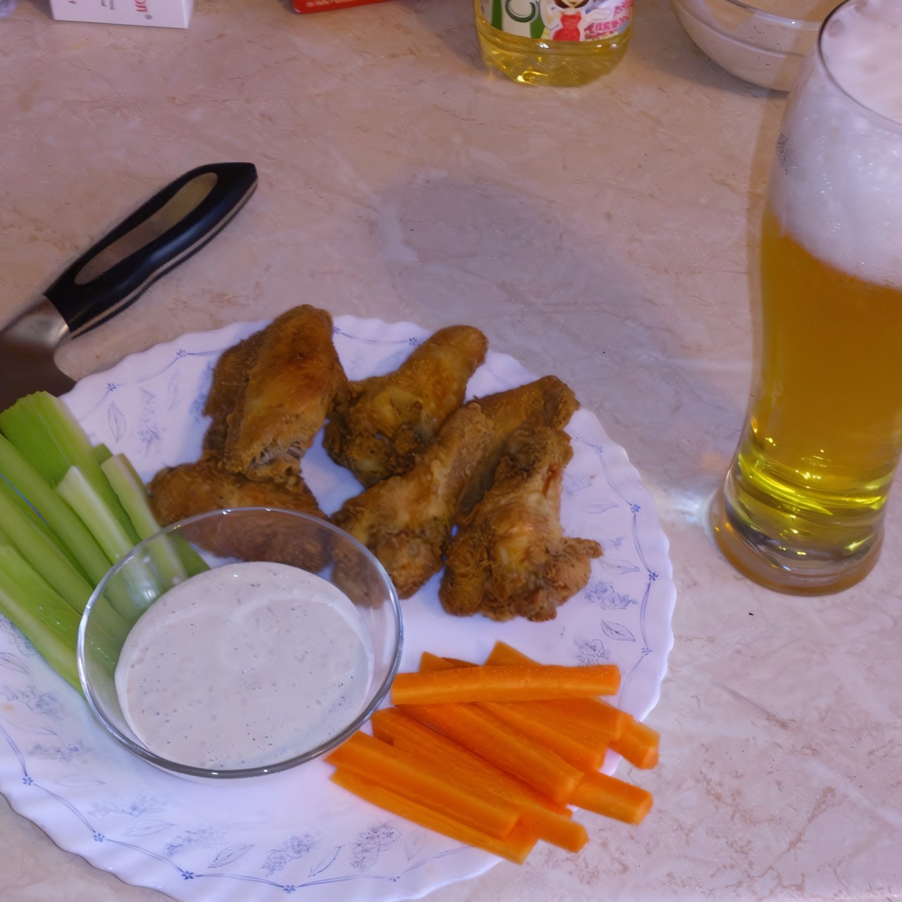 Куриные крылышки во фритюре со свежими овощами и сырным соусом