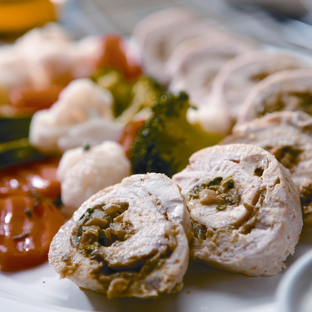 Куриные рулеты с паровыми овощами