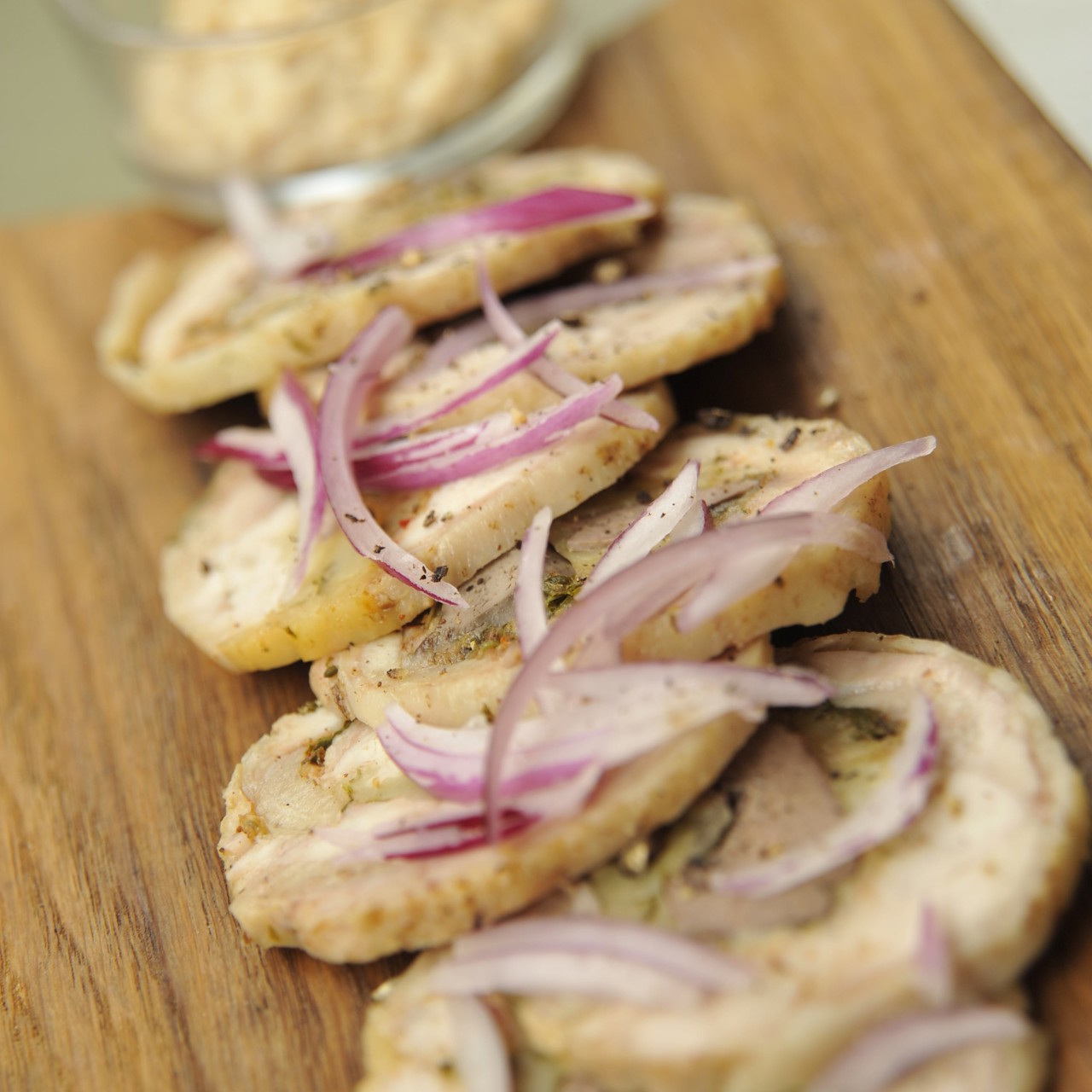 Куриный рулет, фаршированный печенью кролика, сулугуни и болгарским перцем