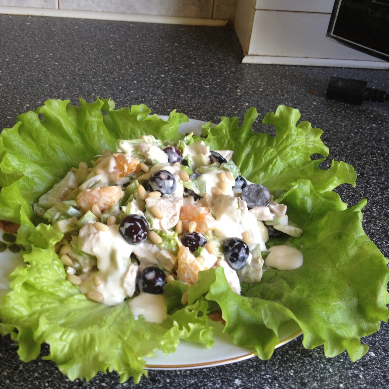 Куриный салат с авокадо и виноградом