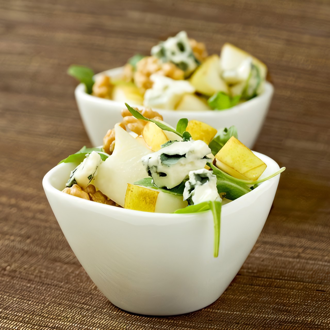 Куриный салат с горгонзолой, печеной грушей и грецкими орехами