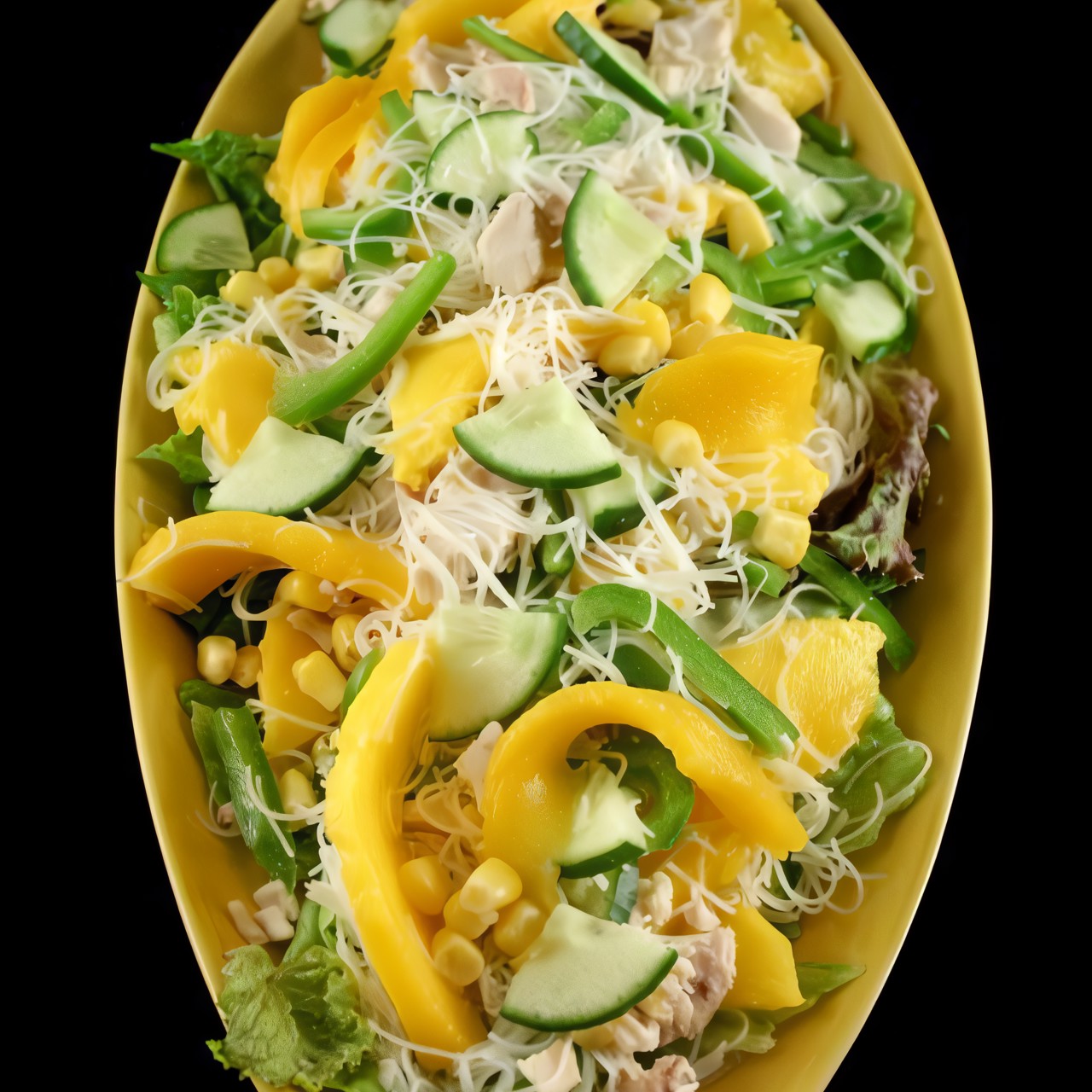 Куриный салат с манго, огурцом, красным перцем и медово-горчичной заправкой