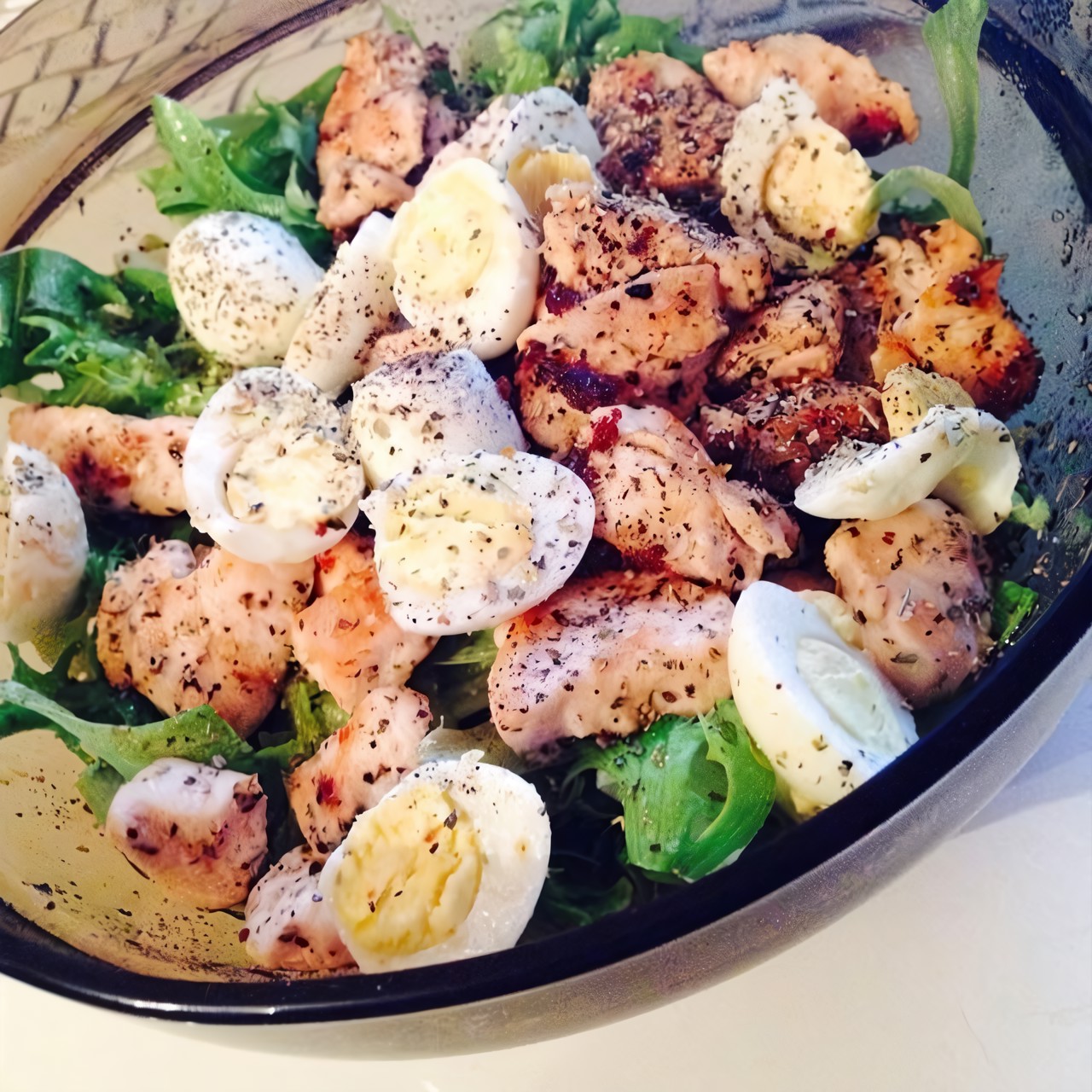 Куриный салат с перепелиными яйцами и эстрагоном