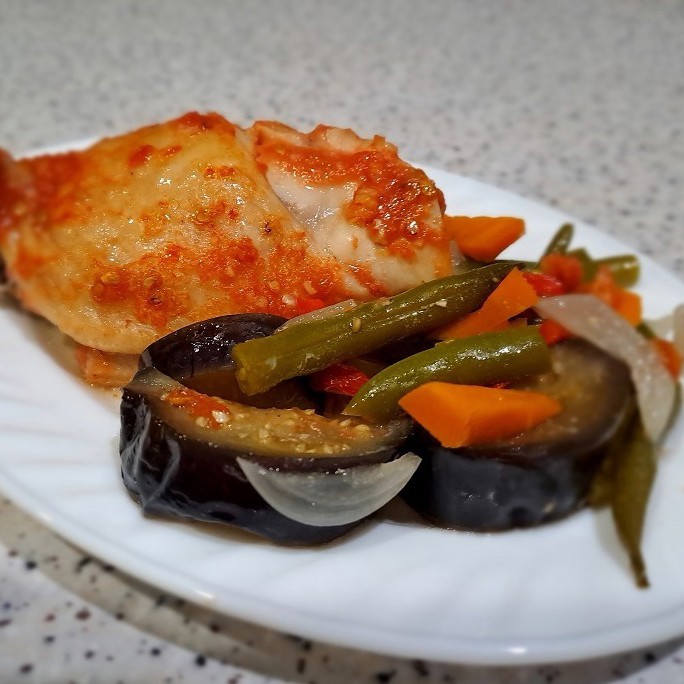 Куриное бедро с овощами в духовке