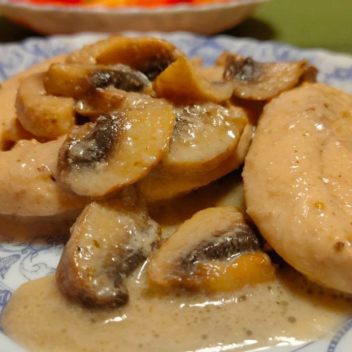 Куриное филе, тушенное с горчично-грибным соусом