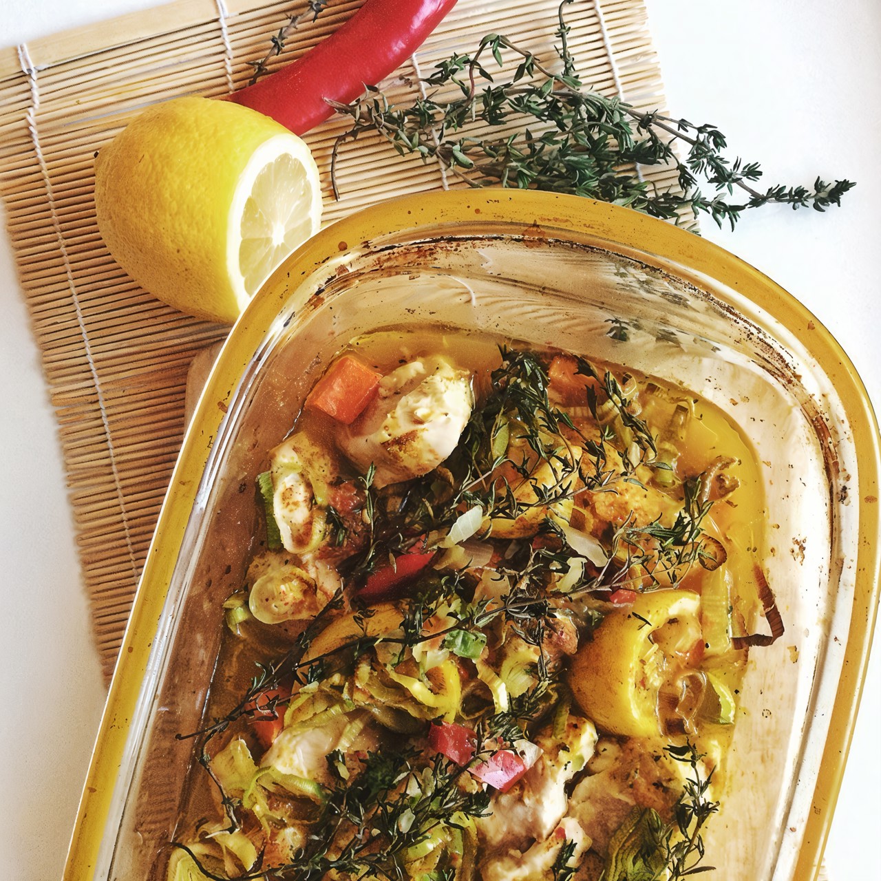Куриное филе в лимонном соке с овощами и тимьяном