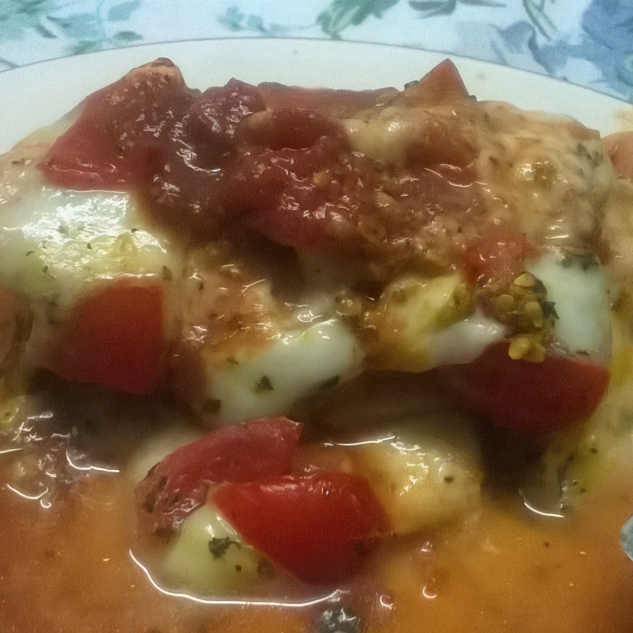 Куриное филе запеченное с моцареллой и томатами черри