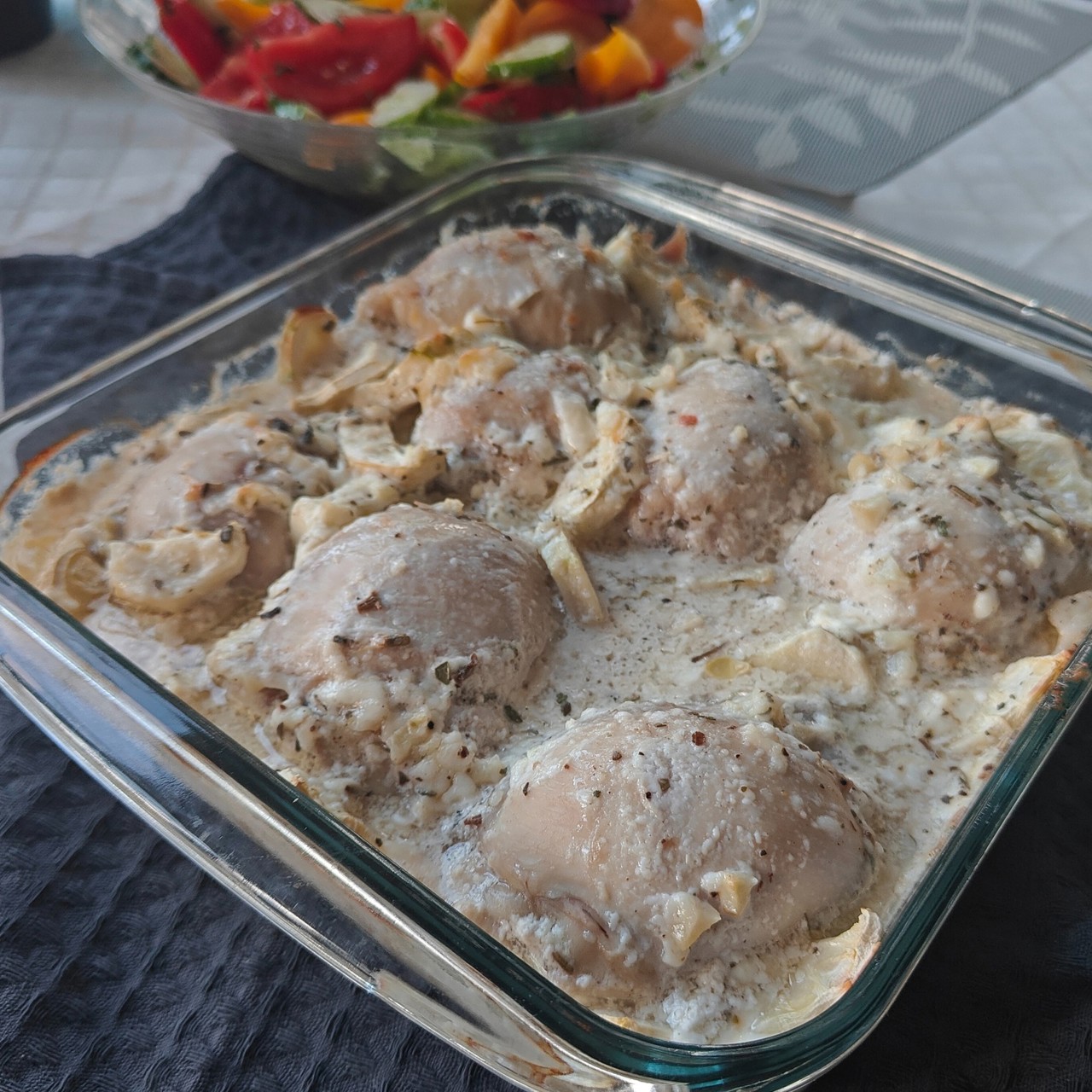 Куриные бедра с кабачками и чесноком