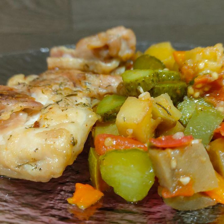 Куриные бедра с овощным гарниром