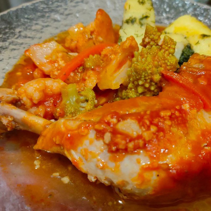 Куриные бедра тушенные в томате с овощами