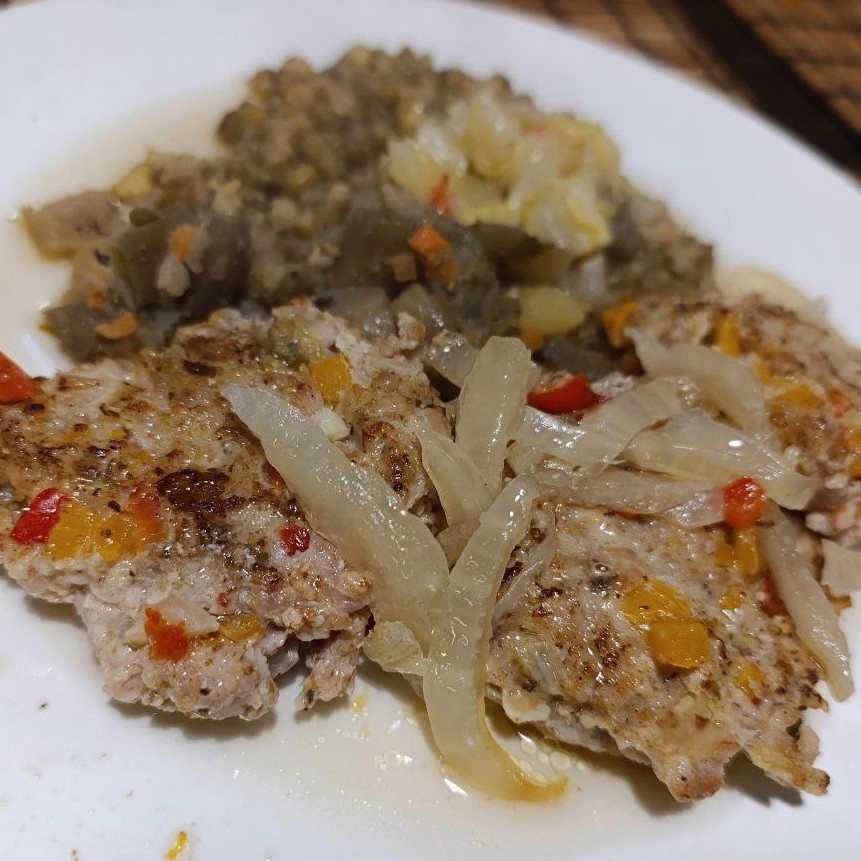 Котлеты из куриного фарша с овощами