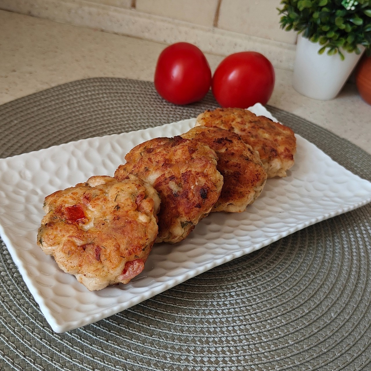 Куриные котлеты с помидором и сыром