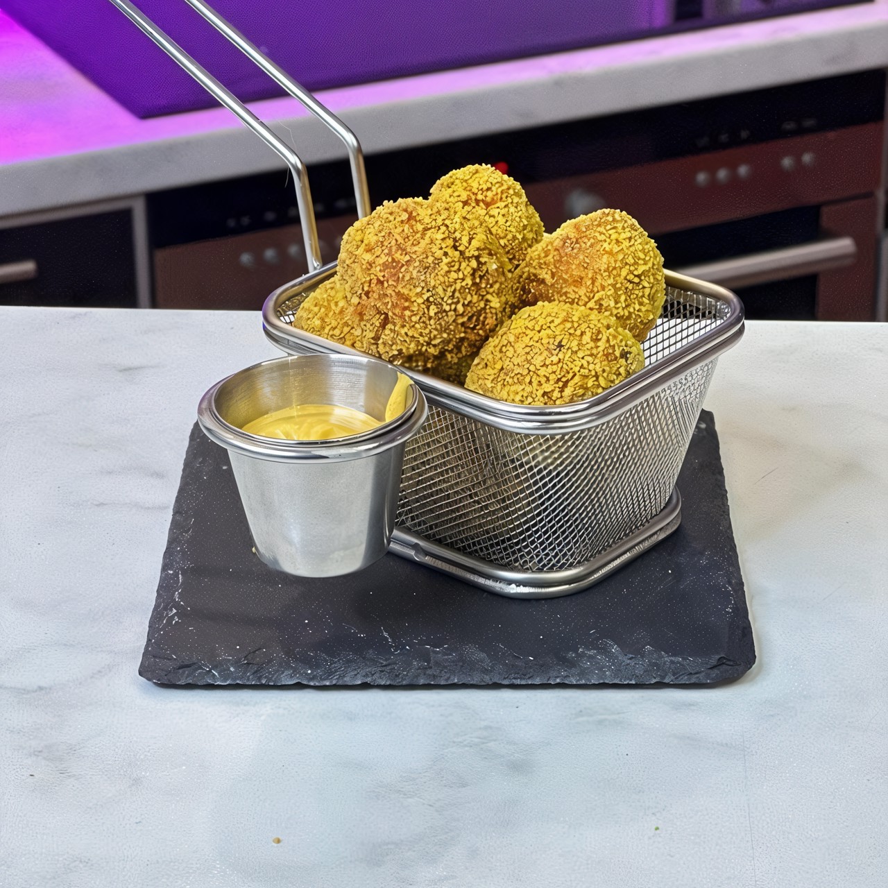 Куриные пончики во фритюре с соусом карри-майо