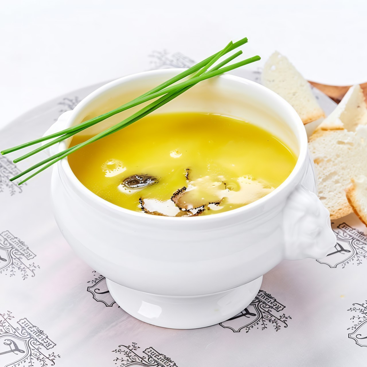 Куриный бульон со сморчками и черным трюфелем