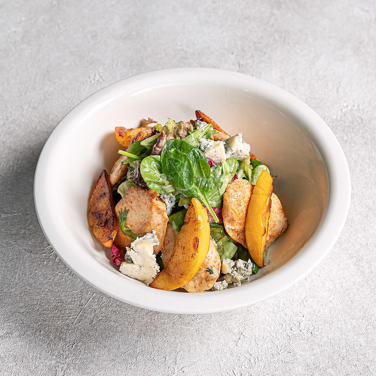 Куриный салат с айвой и сыром дорблю