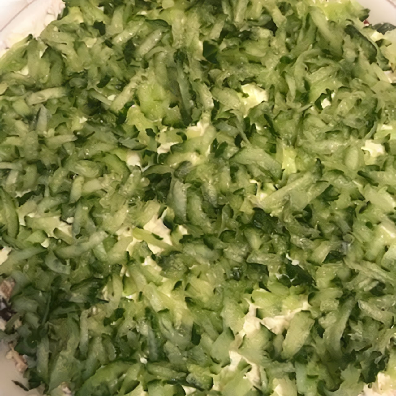 Куриный салат с черносливом и грибами