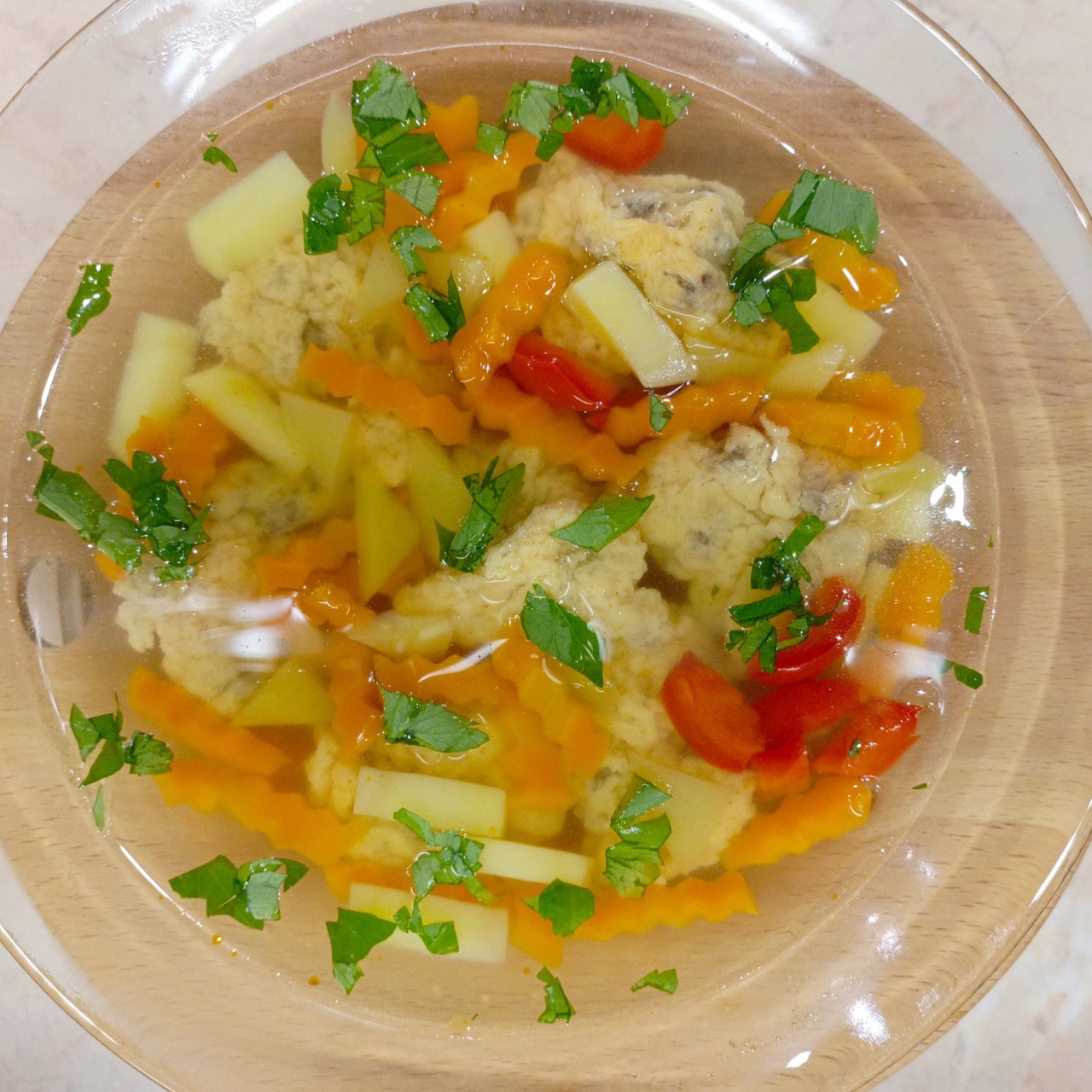 Куриный бульон с клецками из сердечек