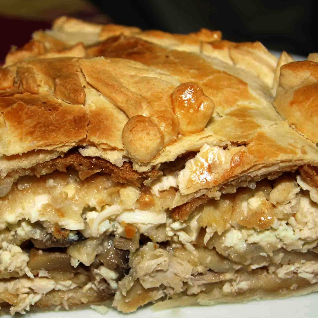 Курник из слоенного теста с блинами, грибами и курицей