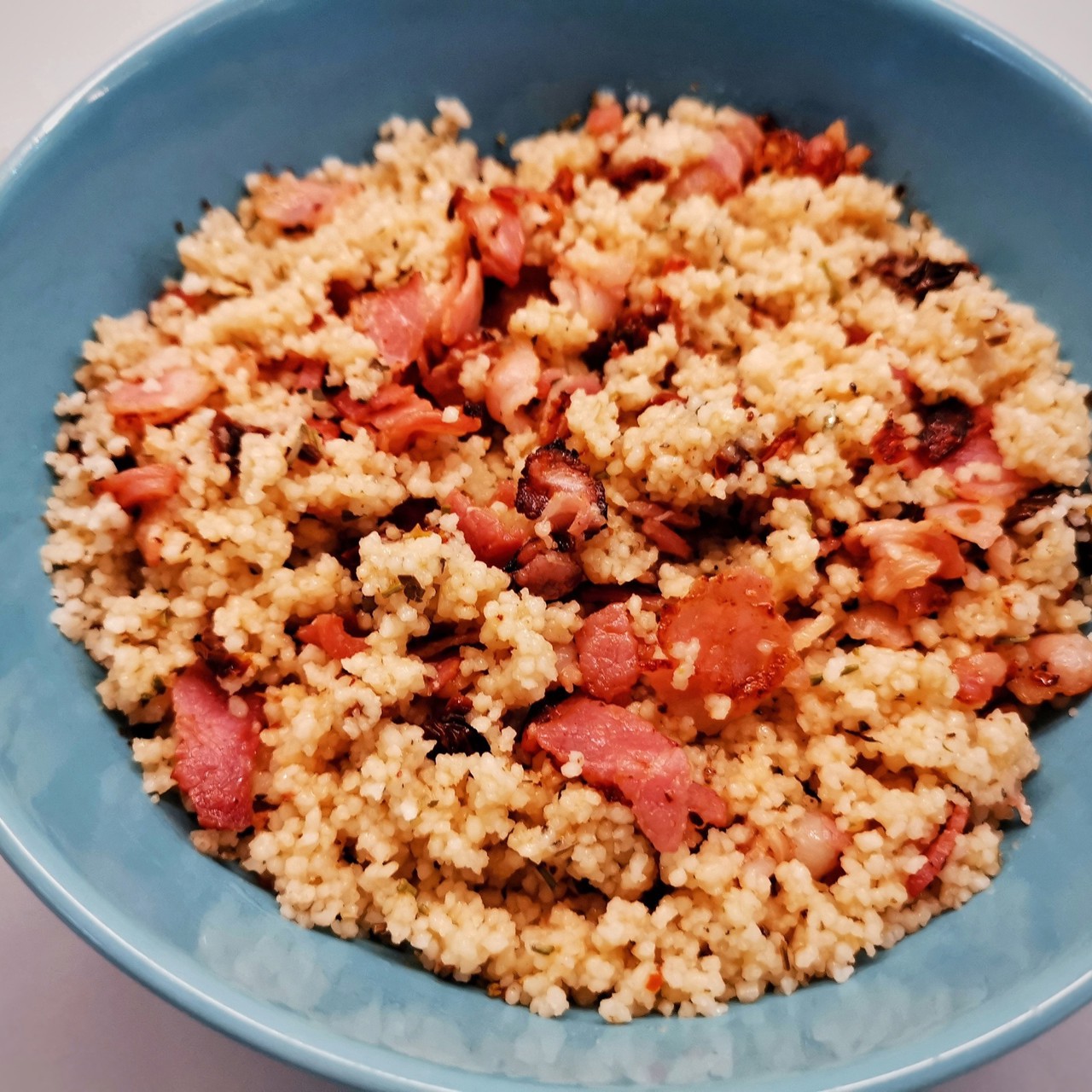 Кускус с беконом и вялеными томатами