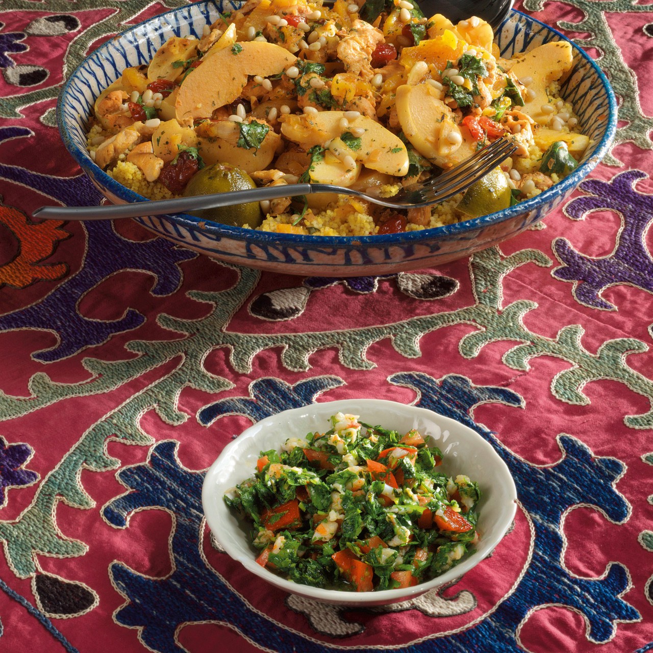 Кускус с курицей, айвой, шафраном, курагой и сушеной вишней