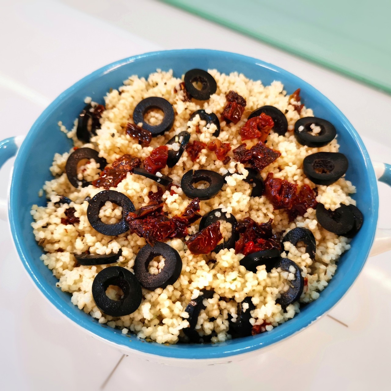 Кускус с маслинами и вялеными томатами