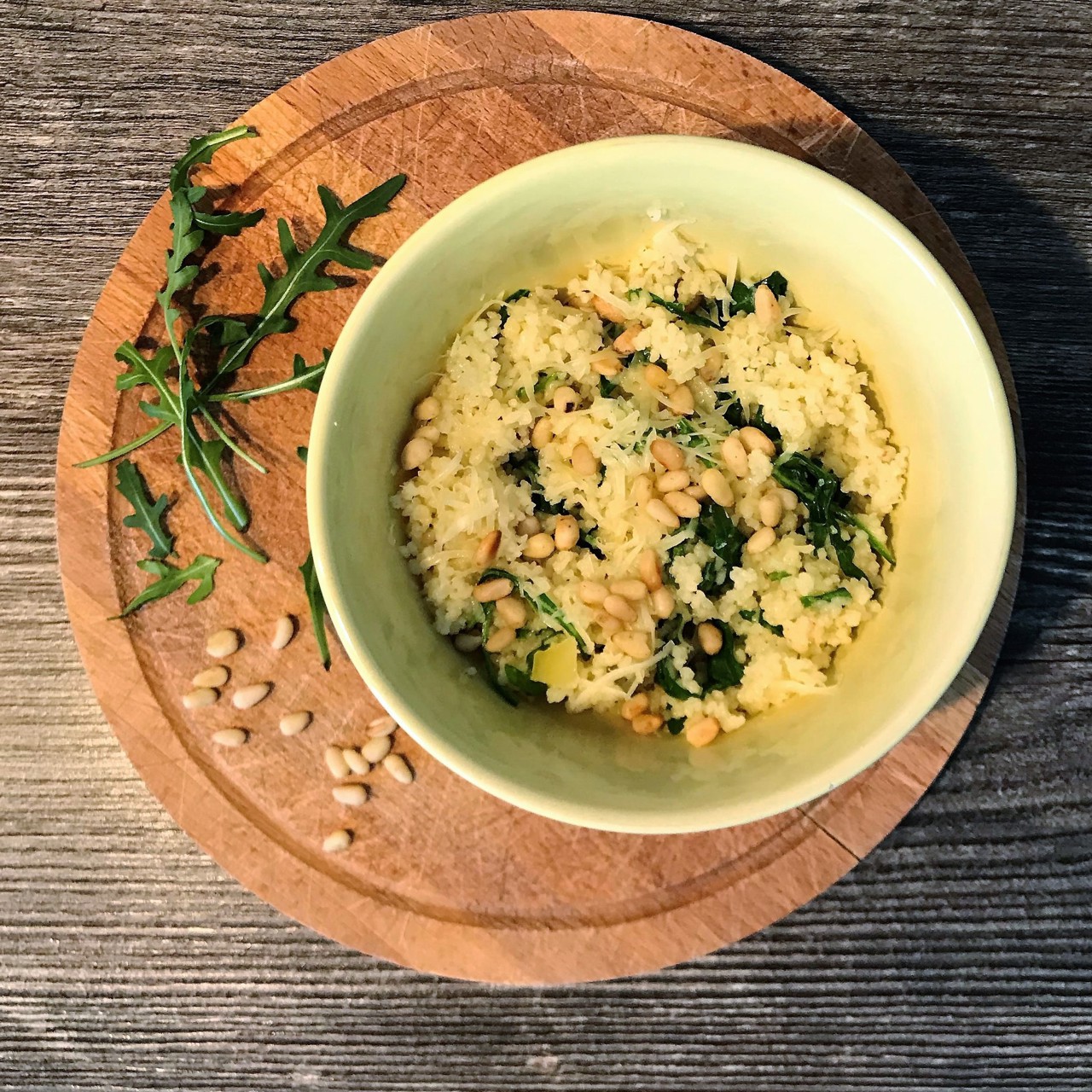 Кускус с рукколой, пармезаном и кедровыми орешками