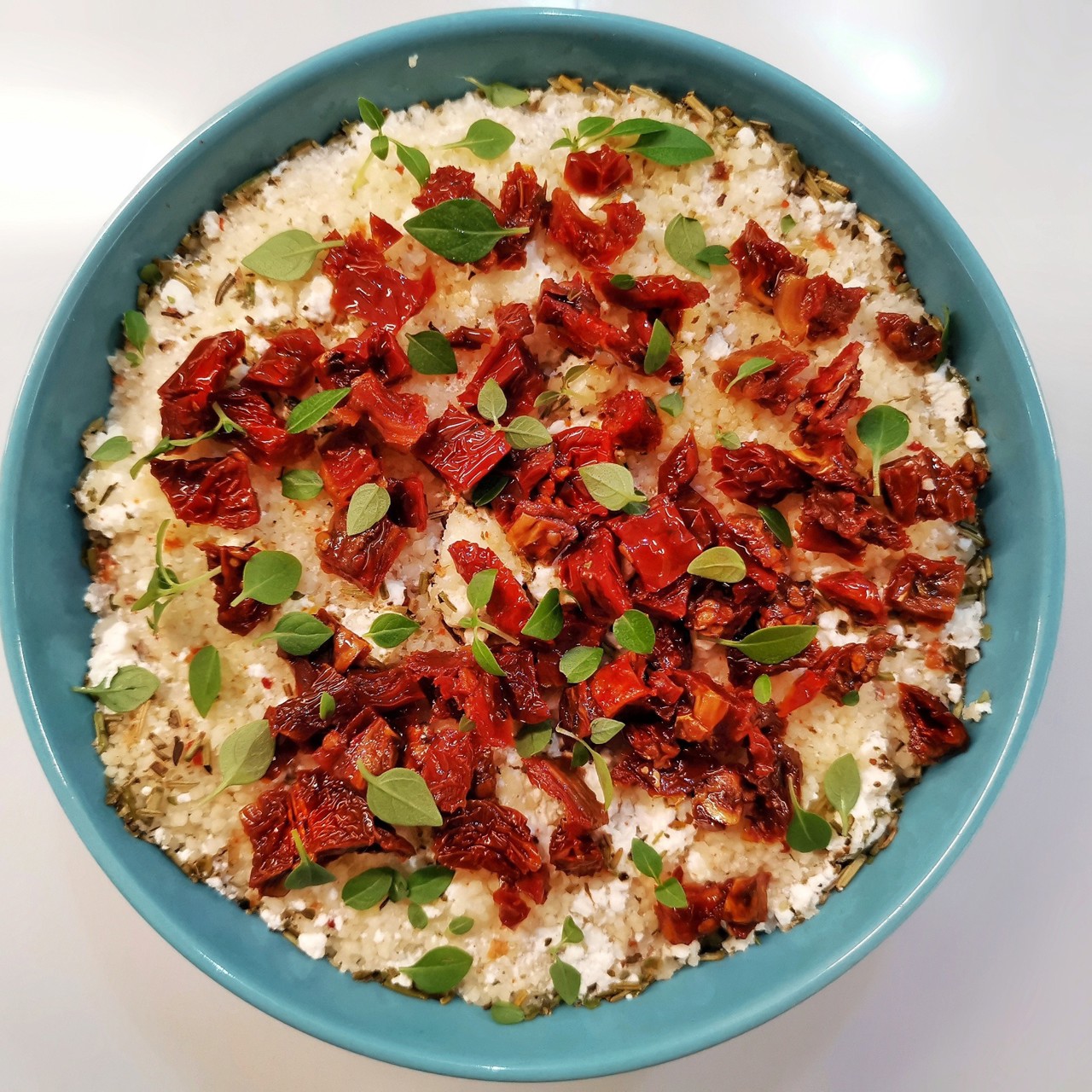 Кускус с творожным сыром и вялеными томатами