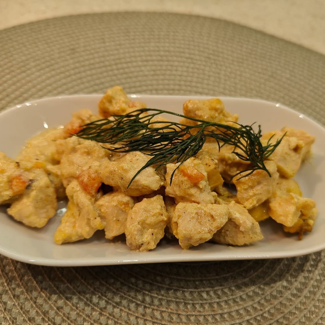 Кусочки куриного филе с куркумой и сливками