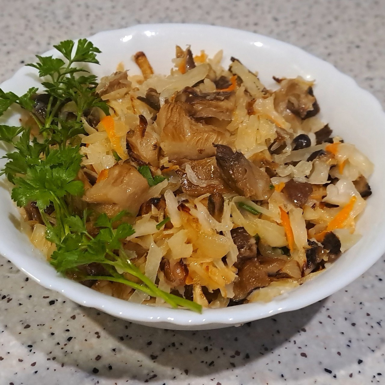 Квашеная капуста, жаренная на сковороде с грибами