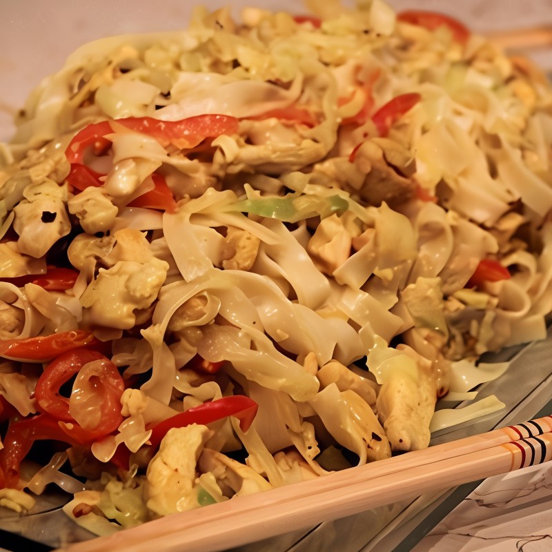 Лапша с куриной грудкой, овощами и кокосовым молоком по-тайски