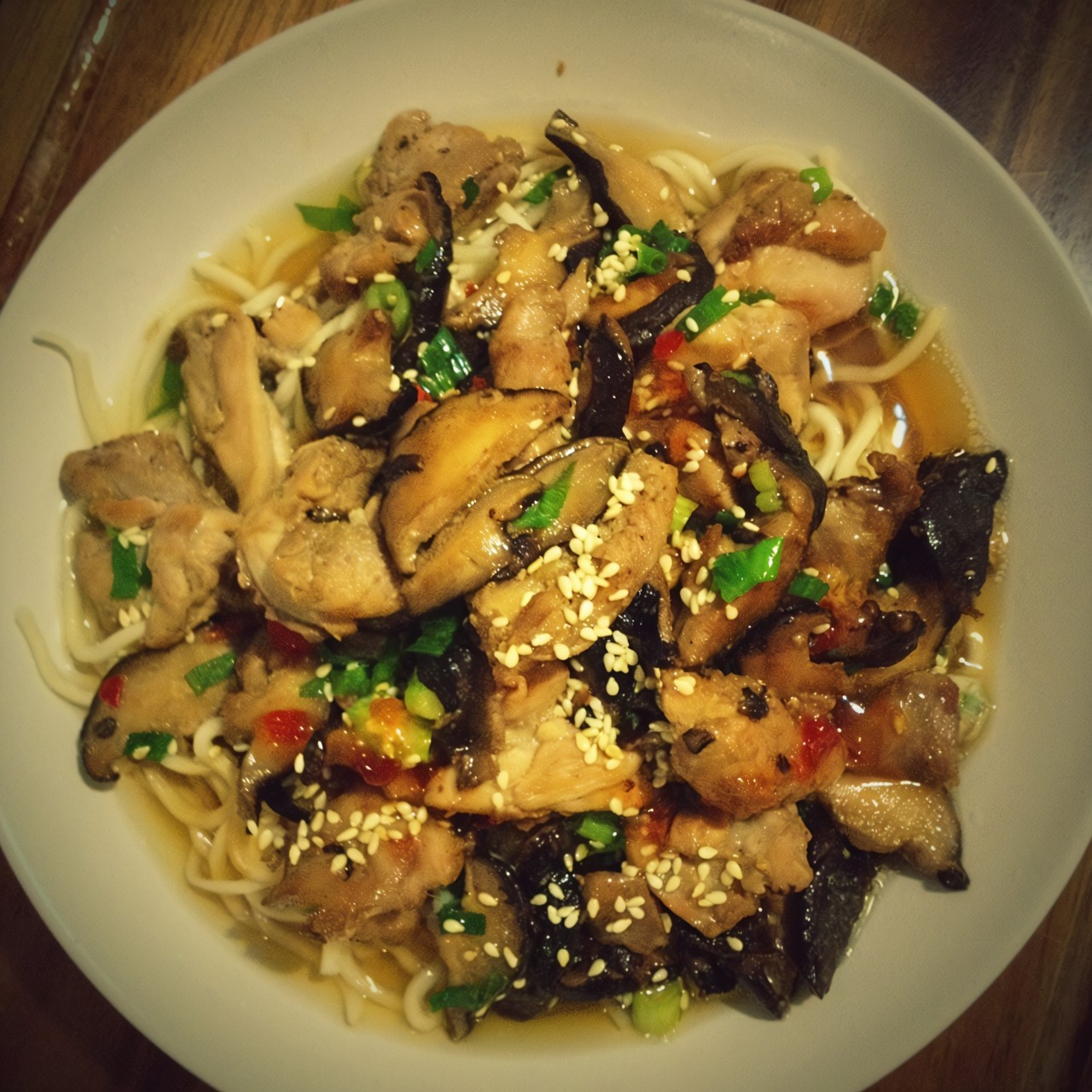 Лапша с шиитаке и маринованной курицей