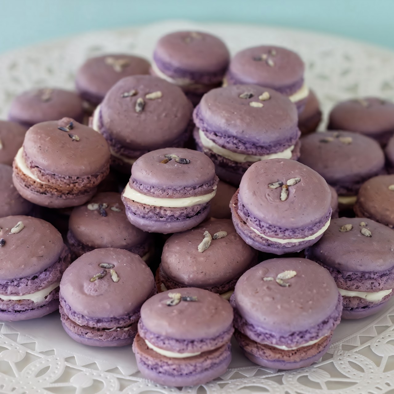 Лавандовые пирожные макароны