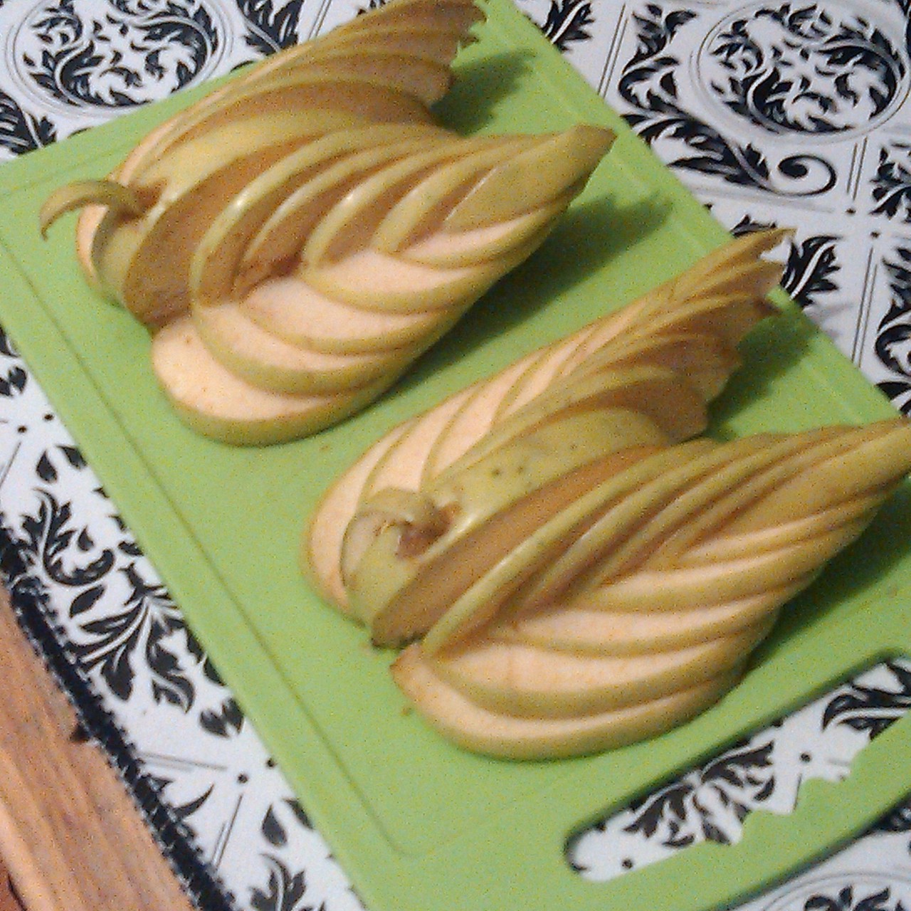 Лебедь из яблока