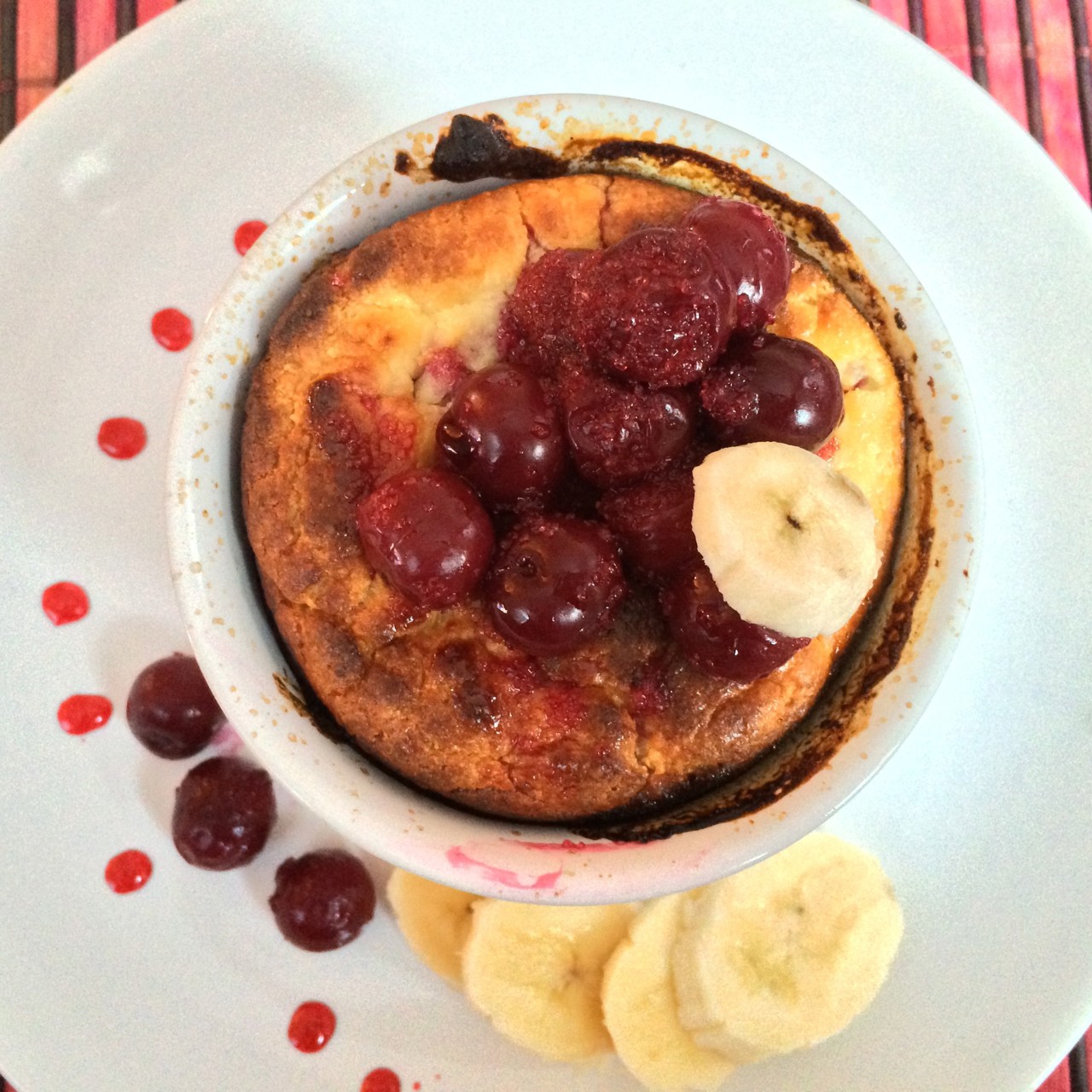 Легкая творожная запеканка с вишней