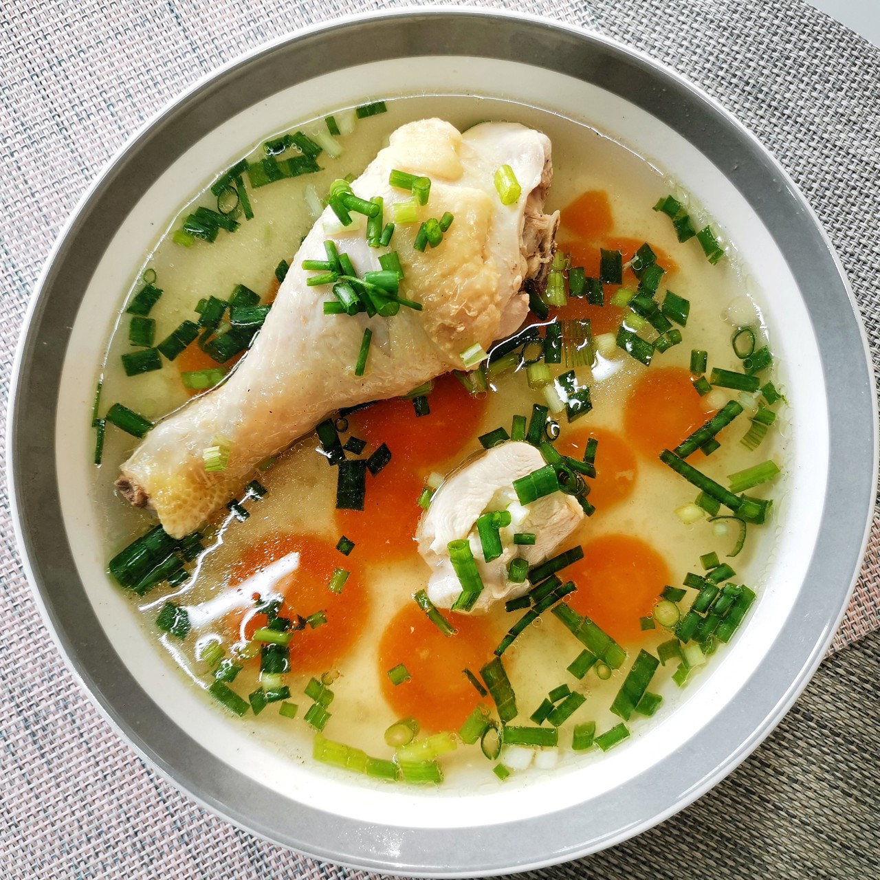 Легкий куриный бульон с морковью и луком